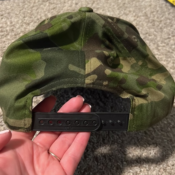 Snap back HE>I camo hat - Picture 2 of 5